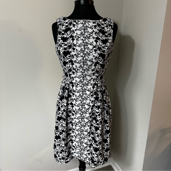 London Times Dresses & Skirts - London Times Floral Print Fit & Flare Dress in Size 12P